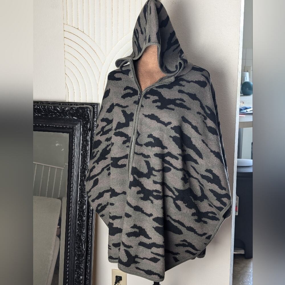 Poncho By Tahari. Subtle Camo Print. Olive Green/Black. Zip Up. Size Small.